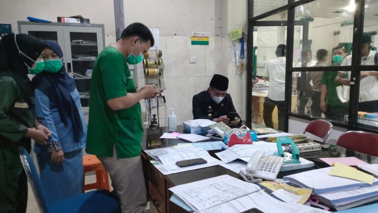 Al Haris saat sidak ke RSUD Raden Mattaher Jambi, Rabu (2/8) malam