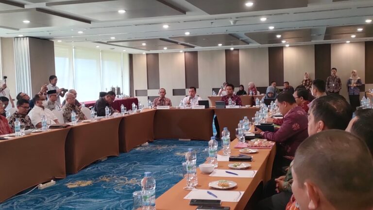 Al Haris membuka rapat asistensi penyelesaian perusahaan-perusahaan besar untuk menunjang investasi