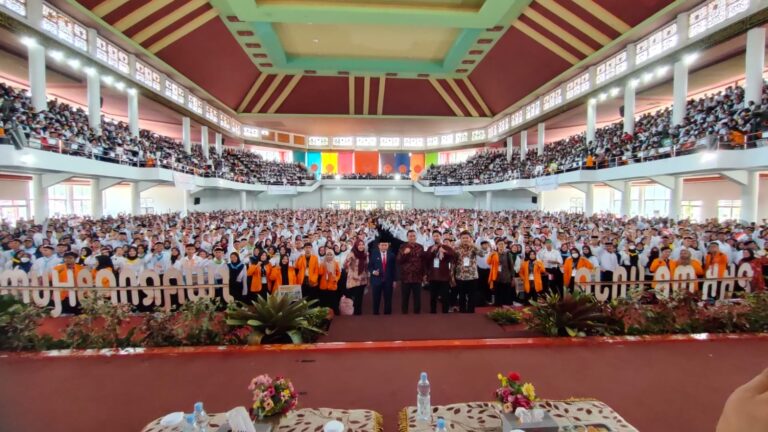 Al Haris bersama mahasiswa baru UNJA, Selasa (8/8)