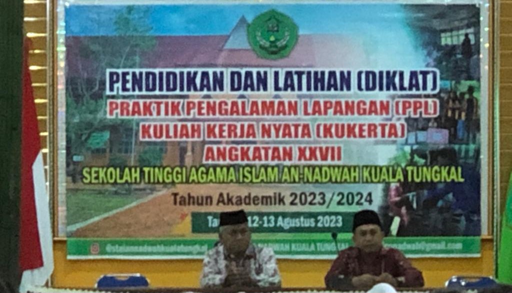 Rektor STAI An-Nadwah Kuala tungkal Dr. Abd. Rahim Saidek (kiri) saat membuka Diklat PPL dan KUKERTA