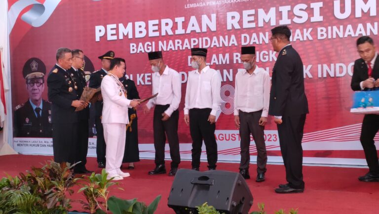 Al Haris menyerahkan remisi HUT ke-78 RI kepada warga binaan di Lapas Jambi, Kamis (17/8)
