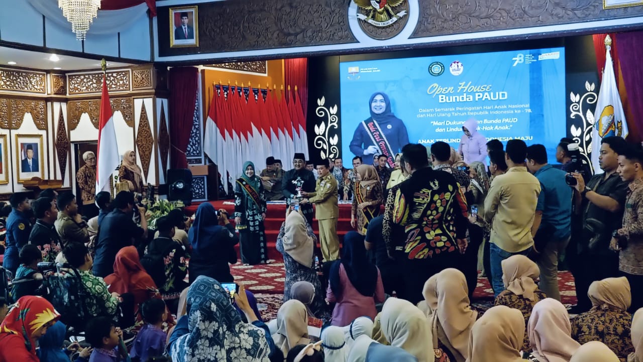 Al Haris menyerahkan penghargaan kota layak anak 2023, Selasa (21/8)
