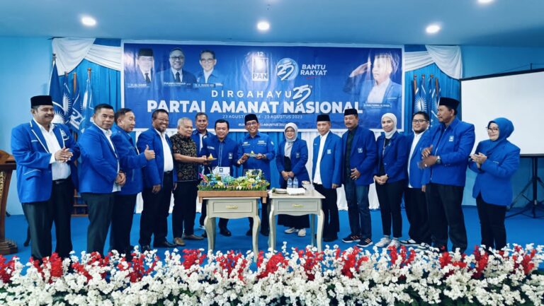 Al Haris potong tumpeng HUT PAN ke-25 di Rumah PAN Provinsi Jambi, Rabu (23/8)