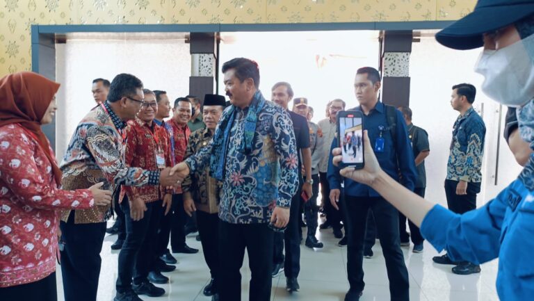 Menteri ATR/BPN Hadi Tjahjanto saat tiba di Jambi, Kamis (24/8)