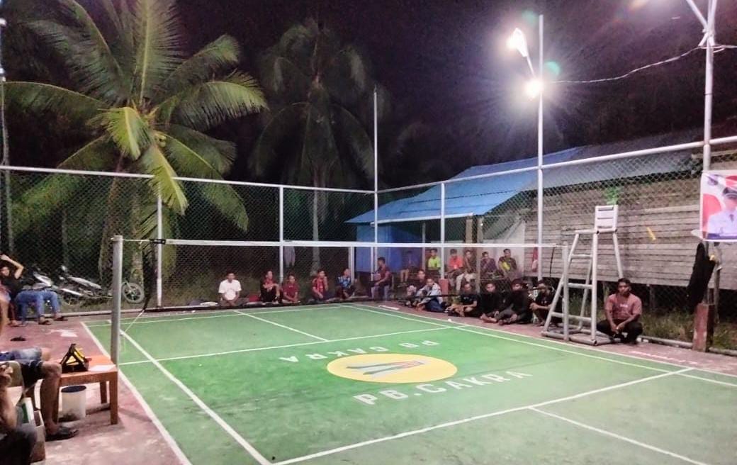 Para atlet Badminton dari Pemuda Desa Tungkal IV Kecamatan Seberang Kota saat sesi istirahat