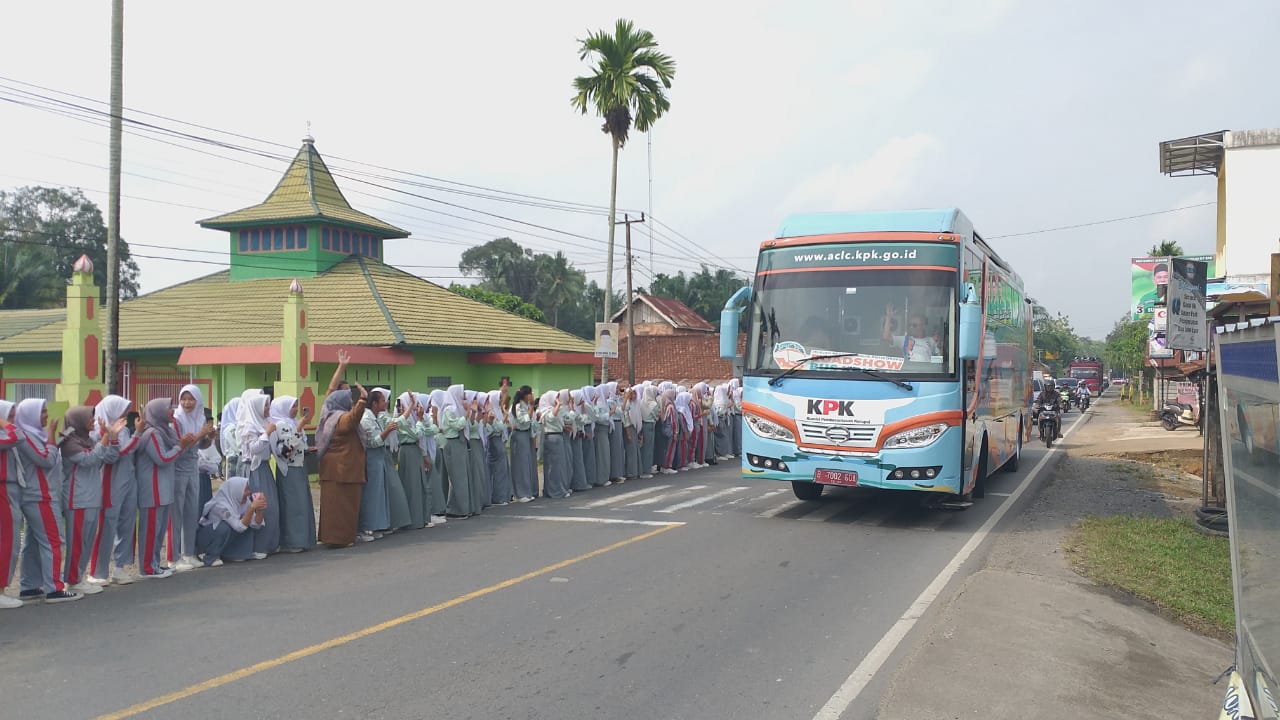 Antusias pelajar sambut roadshow bus KPK di Jambi