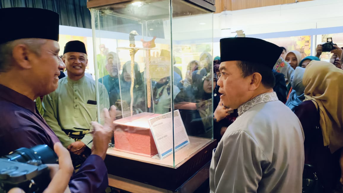 Al Haris melihat koleksi replika keris Singinjei