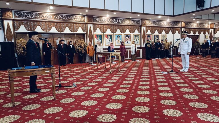 Al Haris saat melantik Mukti Said jadi Pj Bupati Merangin, Jumat (22/9)