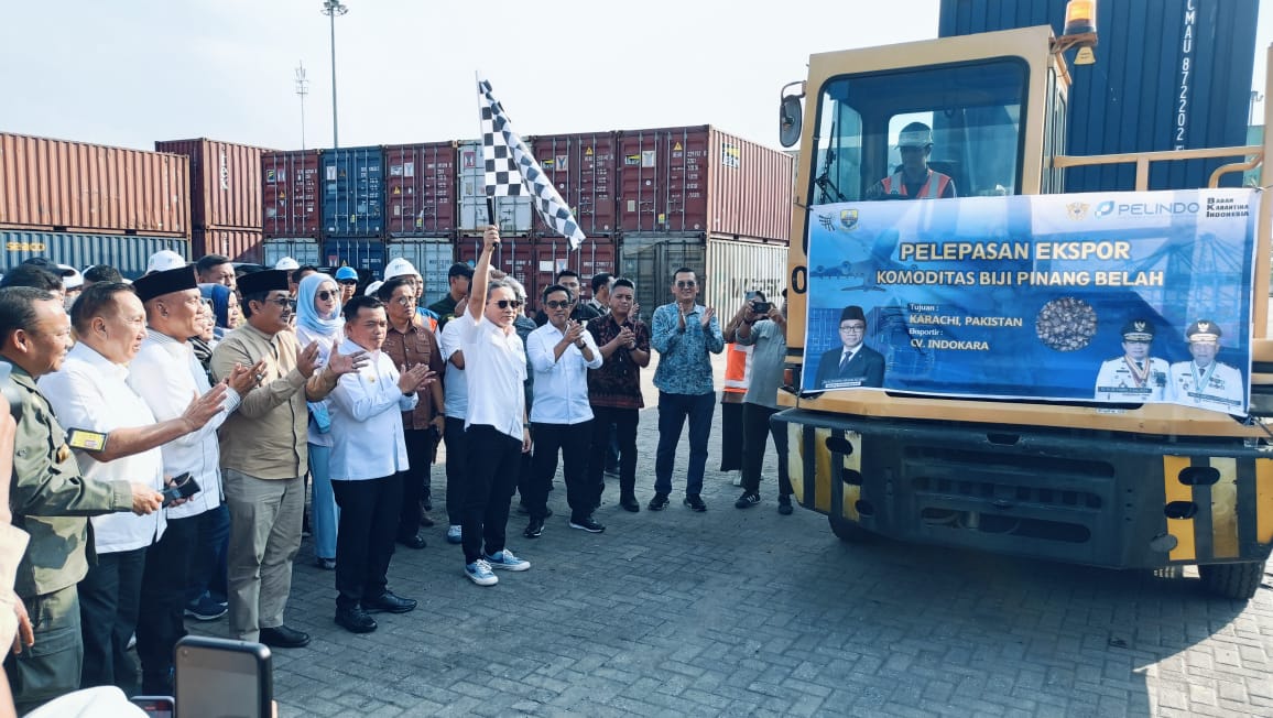 Mendag Zulhas didampingi Al Haris lepas ekspor komoditas unggulan Jambi ke Pakistan, Sabtu (23/9)