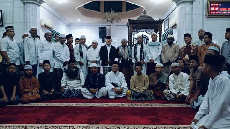 Zulhas bersama Al Haris subuh berjamaah di Masjid Jami’ Assa’adah, Kota Jambi, Minggu (24/9)