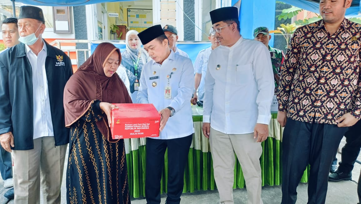 Al Haris serahkan bantuan kebakaran di Lorong Banten Kuala Tungkal, Rabu (11/10)