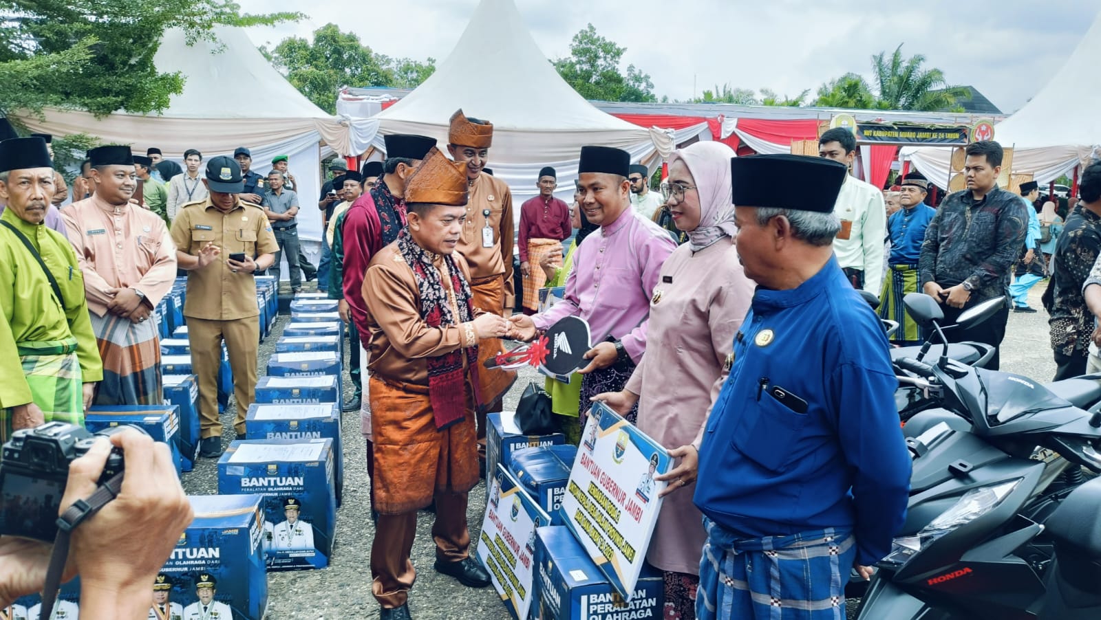 Saat Al Haris serahkan bantuan motor dinas untuk Kades se-Muaro Jambi, Selasa (24/10)