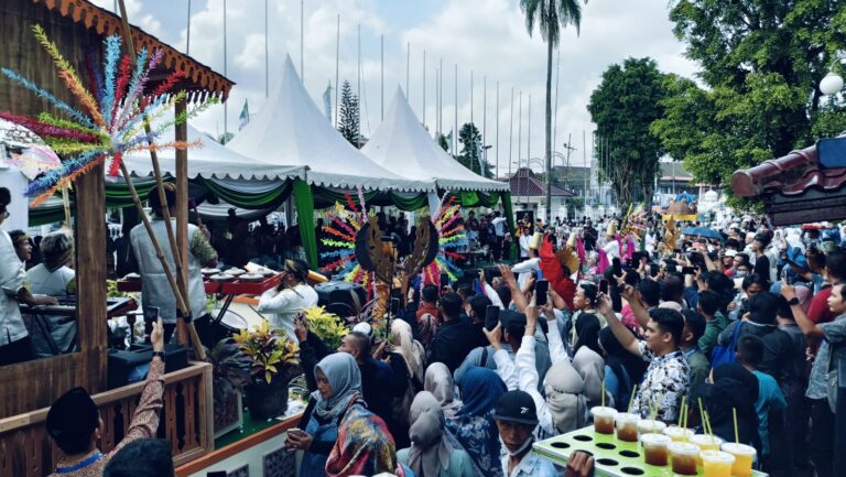 Ribuan peserta meriahkan Pawai Ta'aruf STQH ke XXVII di Kota Jambi, Senin (30/10)