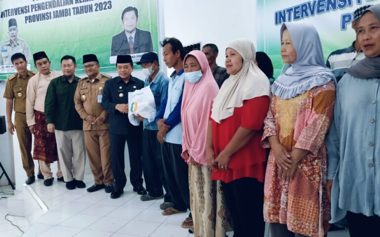 Al Haris didampingi Maulana serahkan bantuan pangan untuk warga Kota Jambi, Senin (6/11)