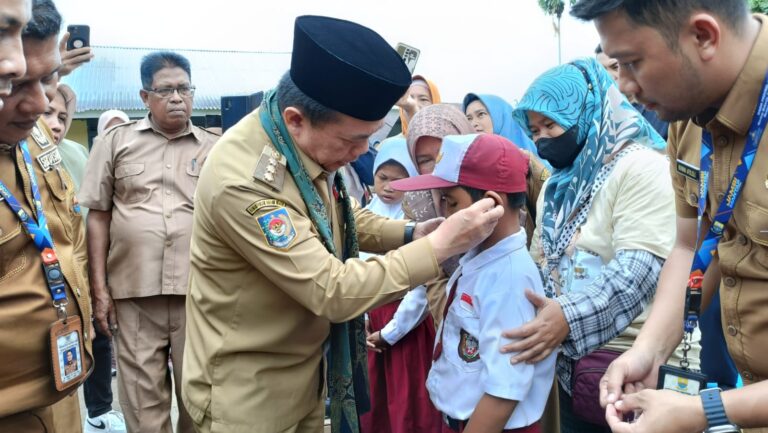 Al Haris saat bagikan bantuan pendidikan program Dumisake, Senin (13/11)