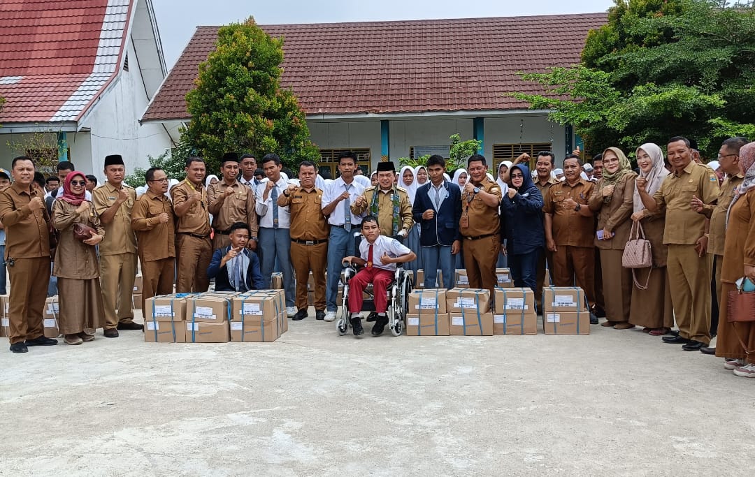 Al Haris serahkan bantuan pendidikan program Dumisake untuk siswa di Sarolangun, Senin (13/11)