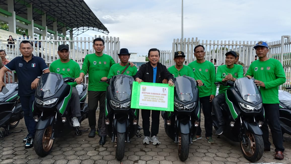 Al Haris didampingi Fadhil serahkan bantuan motor dinas untuk Kades di Batanghari, Selasa (14/11)