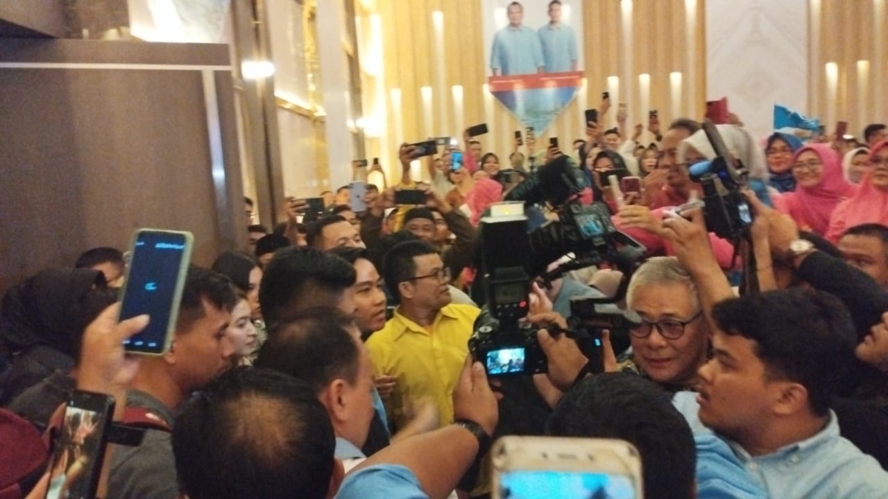 Riuh emak-emak sambut Gibran di Jambi, Jumat (17/11) malam