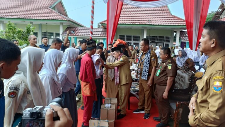 Al Haris serahkan bantuan pendidikan program Dumisake untuk 332 siswa di Tanjab Timur, Senin (27/11)