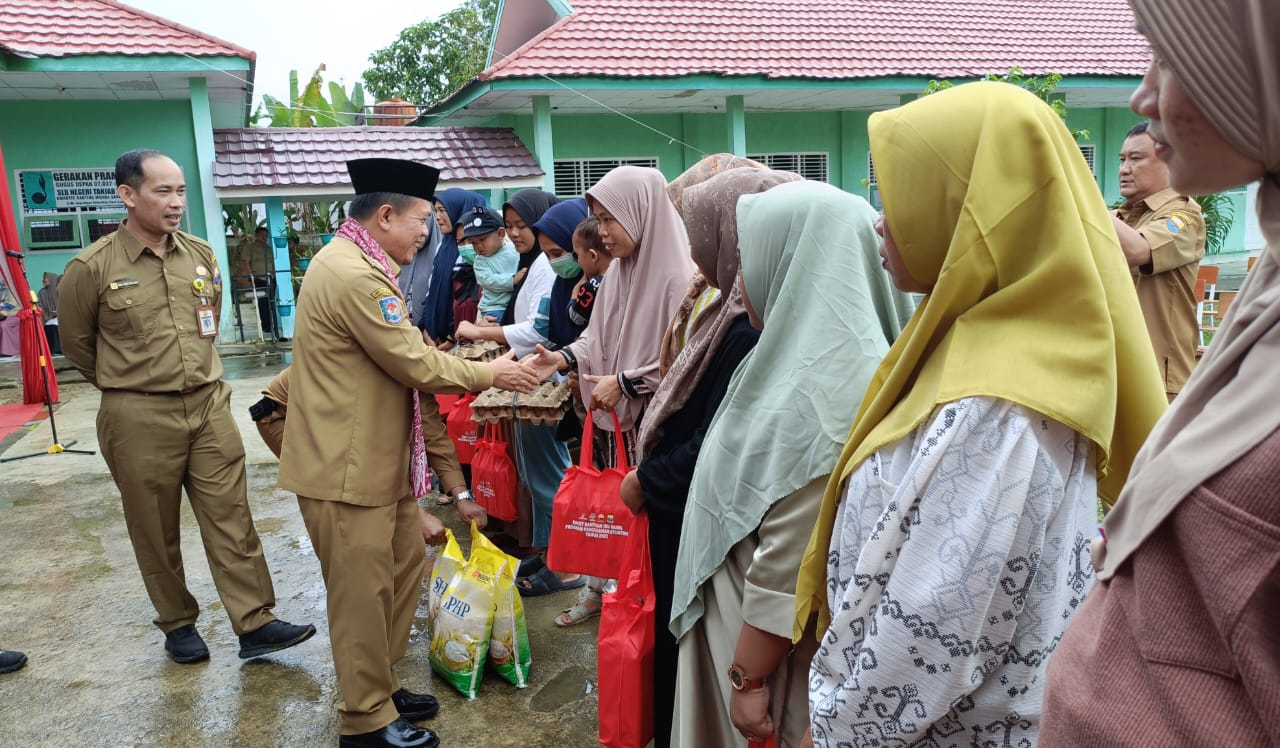 Al Haris serahkan bantuan pendidikan program Dumisake untuk warga di Tanjab Timur, Senin (27/11)