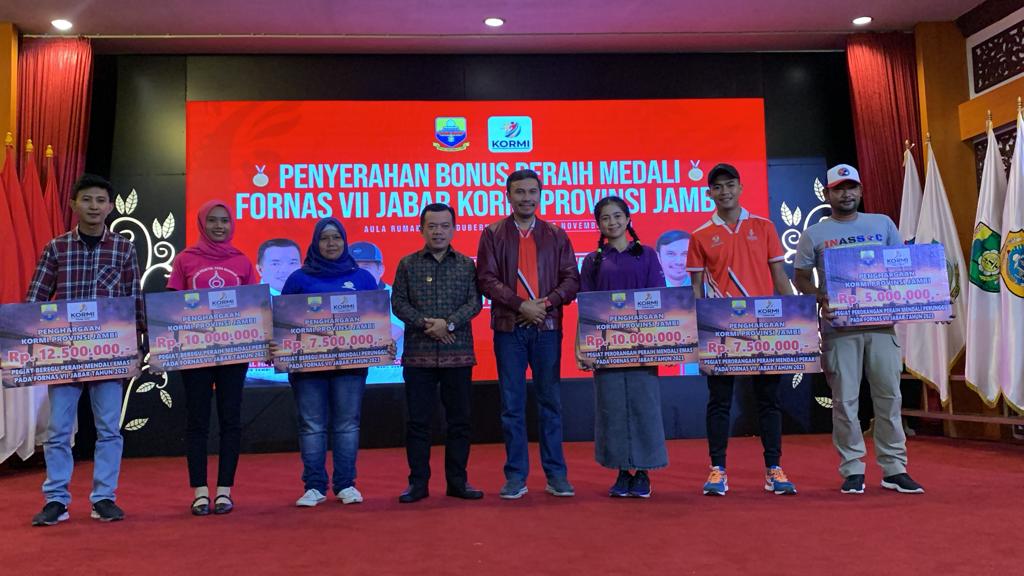 Edi Purwanto serahkan bonus atlet Kormi, Minggu (26/11)