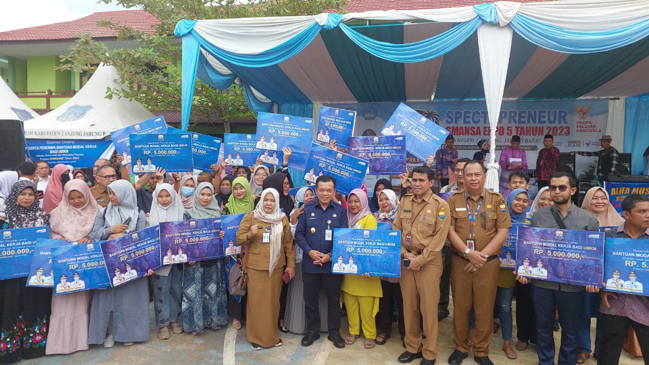 Al Haris serahkan bantuan Dumisake di puncak expo ke-5 SMAN 1 Tanjab Barat, Selasa (28/11)