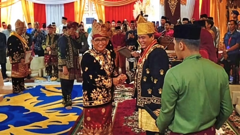 H Bakri dianugerahi gelar adat Bandar Suko Negeri dari LAM Jambi, Kamis (4/1)
