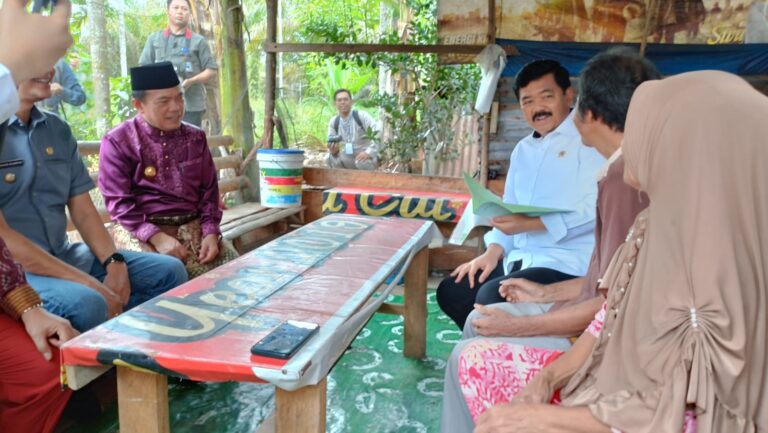Al Haris dampingi Menteri ATR/BPN antar sertifikat gratis ke warga di Sungai Gelam, Sabtu (6/1)
