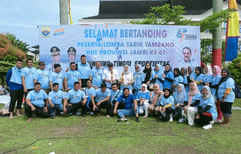 Biro Umum juara tarik tambang HUT ke 67 Provinsi Jambi, Sabtu (13/1)