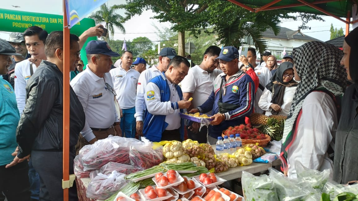 Al Haris buka gelar Pasar Tani di area Kantor Gubernur Jambi, Sabtu (13/1)