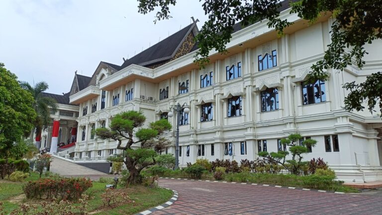 Penampakan kerusakan Kantor Gubernur Jambi pasca ricuh aksi demo sopir batubara