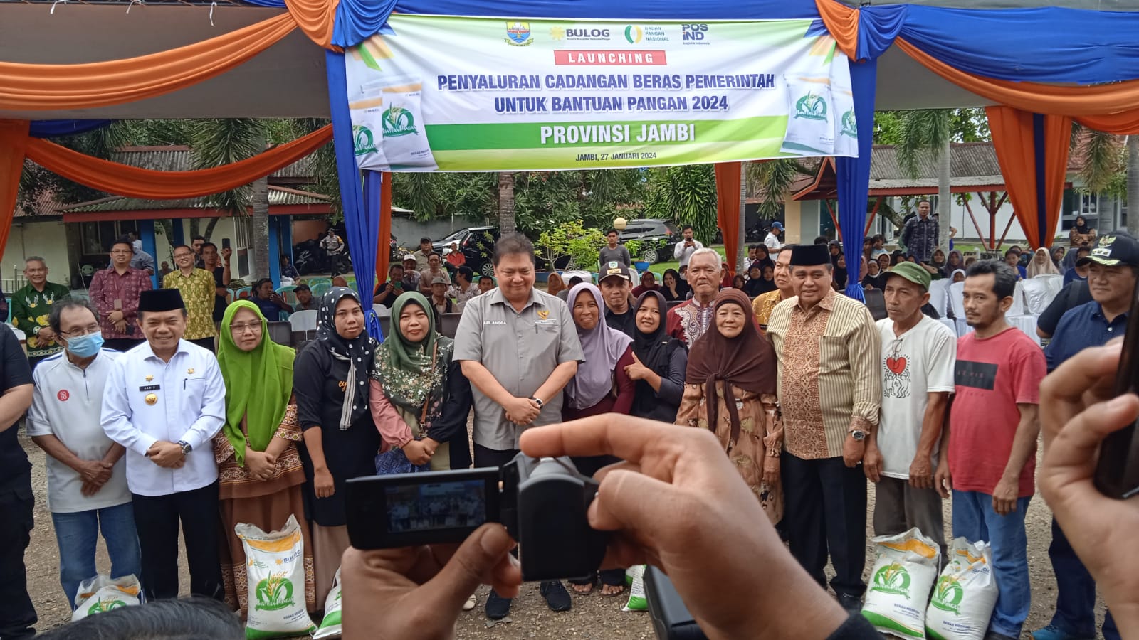 Airlangga Hartato salurkan bantuan beras tahun 2024 utntuk warga Jambi, Sabtu (27/1)