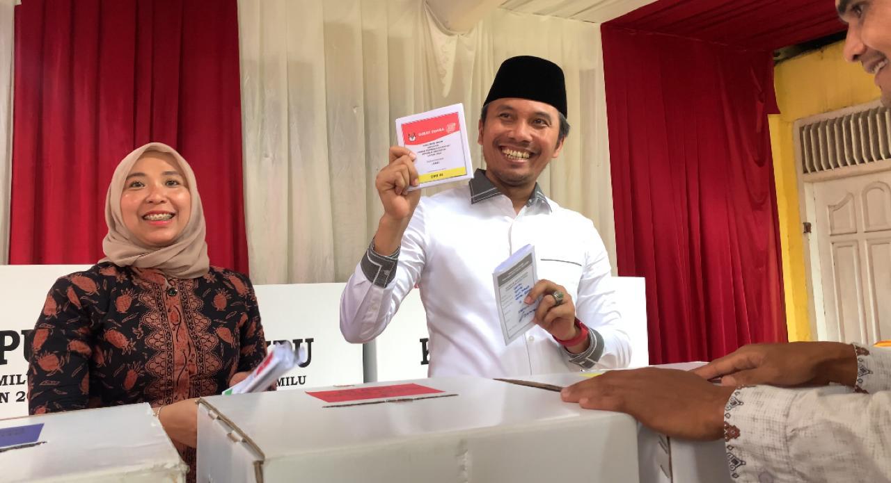 Edi Purwanto berserta istri nyoblos di TPS 13 Kenali Besar, Rabu (14/2)