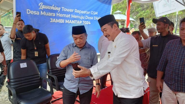 Al Haris dan Asraf uji coba Tower Repeater Muara Hemat VC dengan Pj Bupati Merangin, Jumat (15/3)