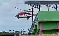 Jokowi menggunakan helikopter saat tiba di Merangin, Rabu (3/4)