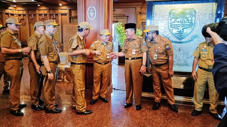 Al Haris saat halal bihalal dengan ASN Pemprov Jambi di hari pertama masuk kerja, Selasa (16/4)