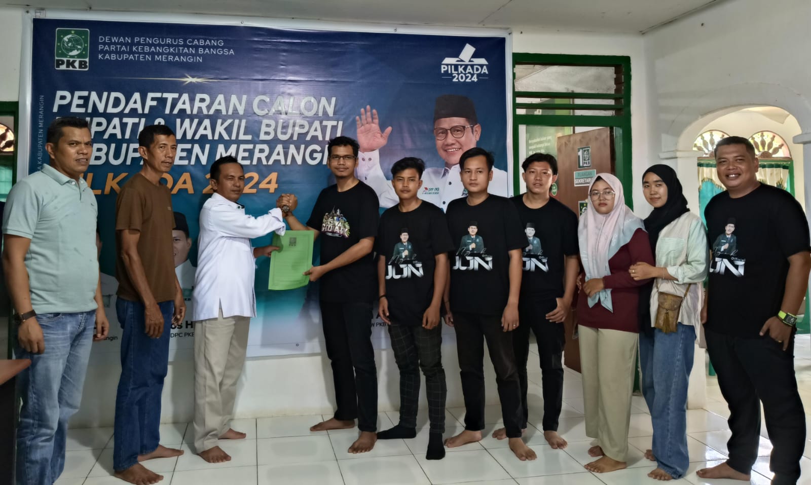 Tim Juwanda saat ambil formulir pendaftaran Cabup di Sekretariat PKB Merangin