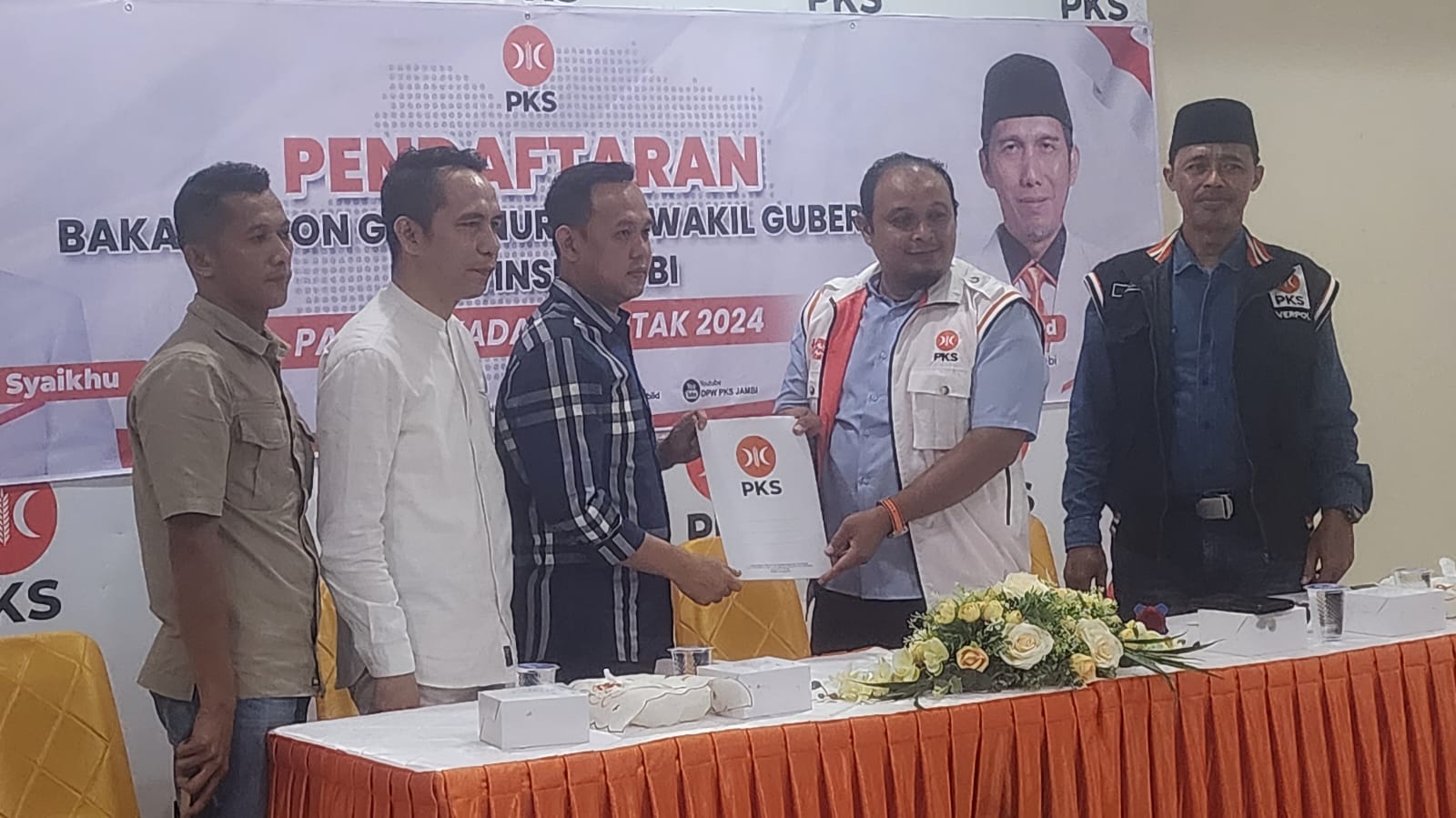 Fikri didampingi Hasan Mabruri dan Janiko saat ambil formulir pendaftaran Al Haris di PKS Jambi