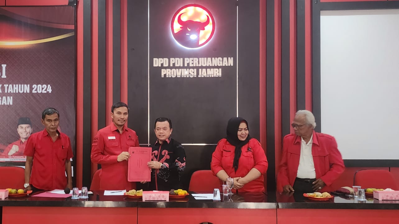 Al Haris saat pengambilan formulir pendaftaran di DPD PDI Perjuangan Provinsi Jambi, Rabu (8/5)