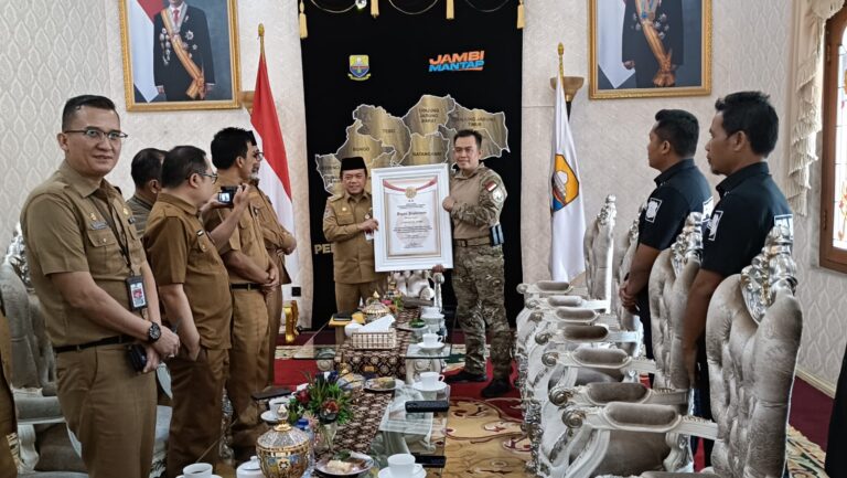 Al Haris terima penghargaan dari Densus 88
