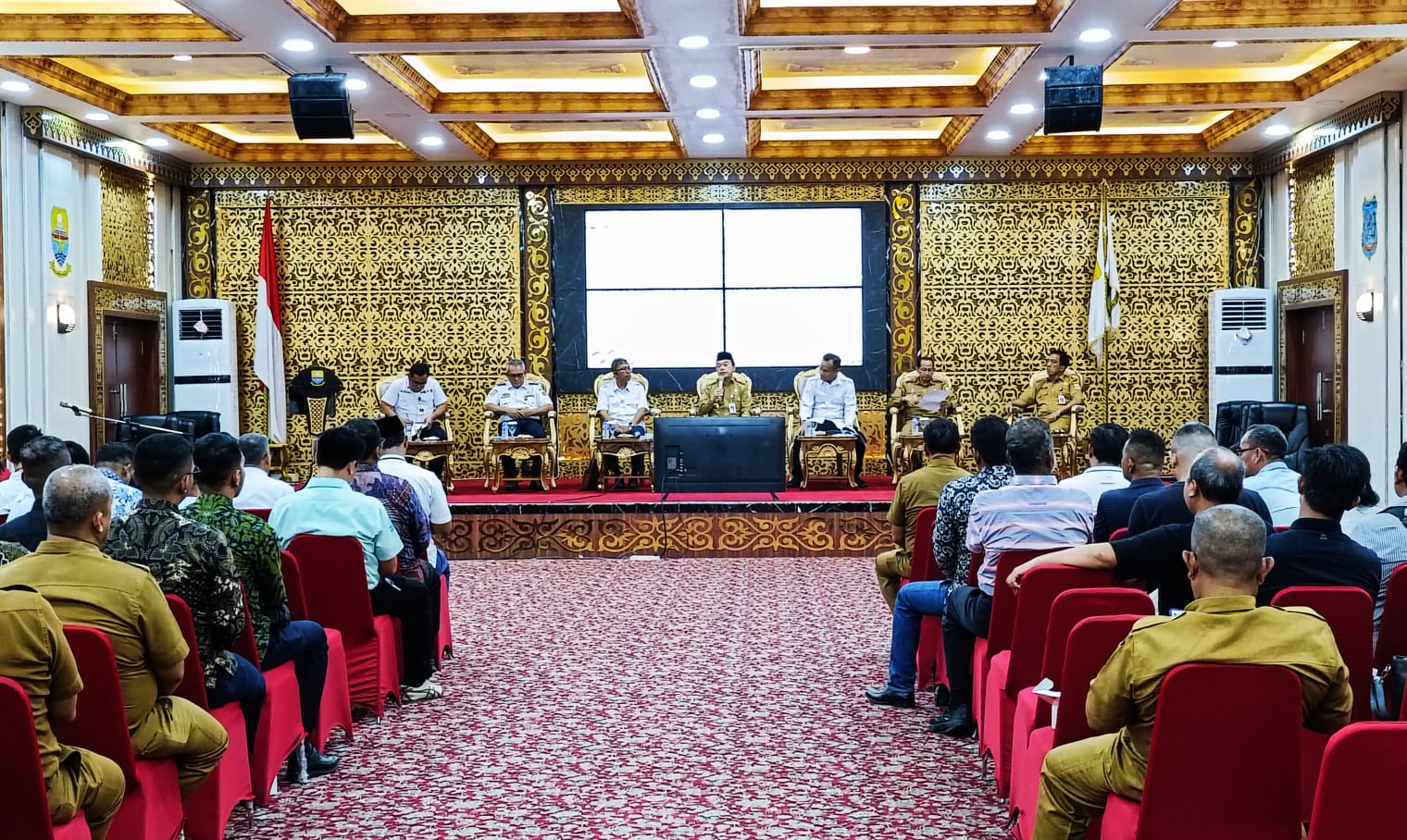 Al Haris memimpin rapat evaluasi angkutan batubara jalur sungai, Selasa (14/5)