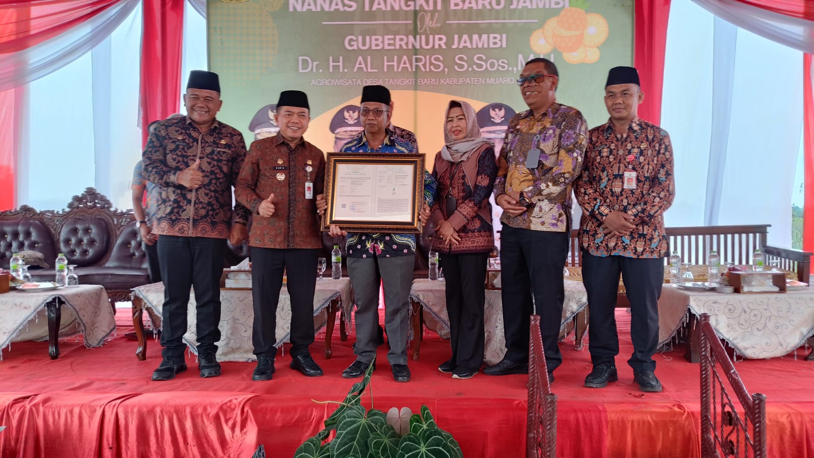 Al Haris serahkan Sertifikat Indikasi Geografis nanas Tangkit Baru, Kamis (16/5)