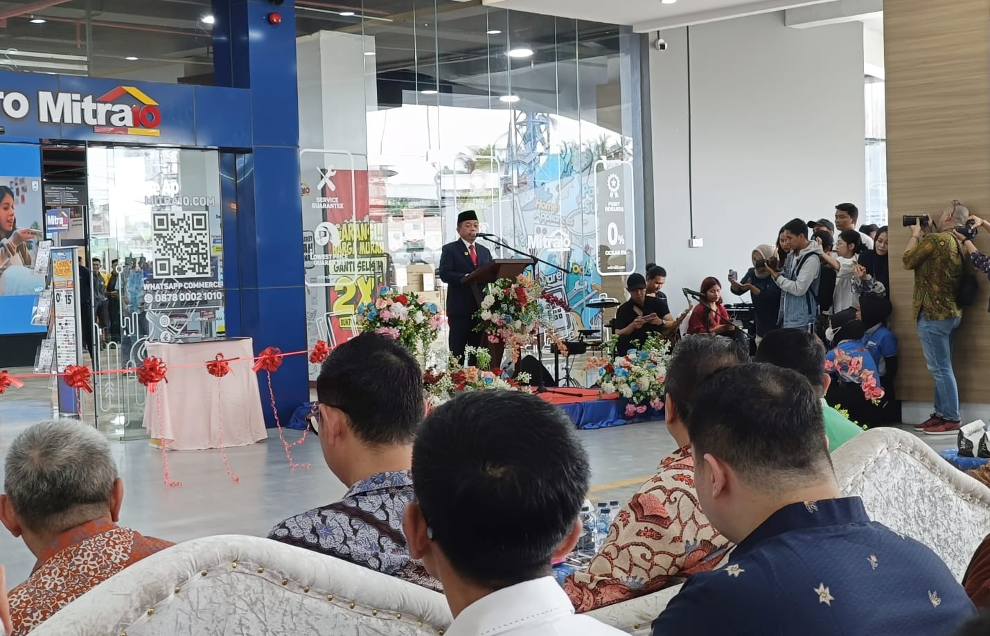 Al Haris saat hadiri grand opening Mitra 10 di JBC Kota Jambi, Rabu (22/5)