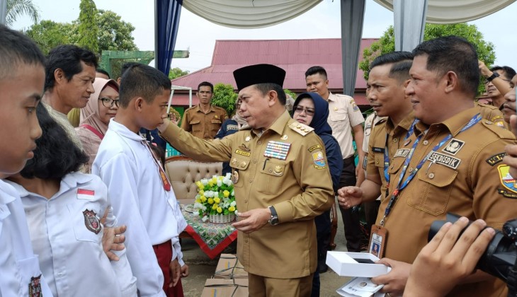 Al Haris saat serahkan bantuan Dumisake pendidikan