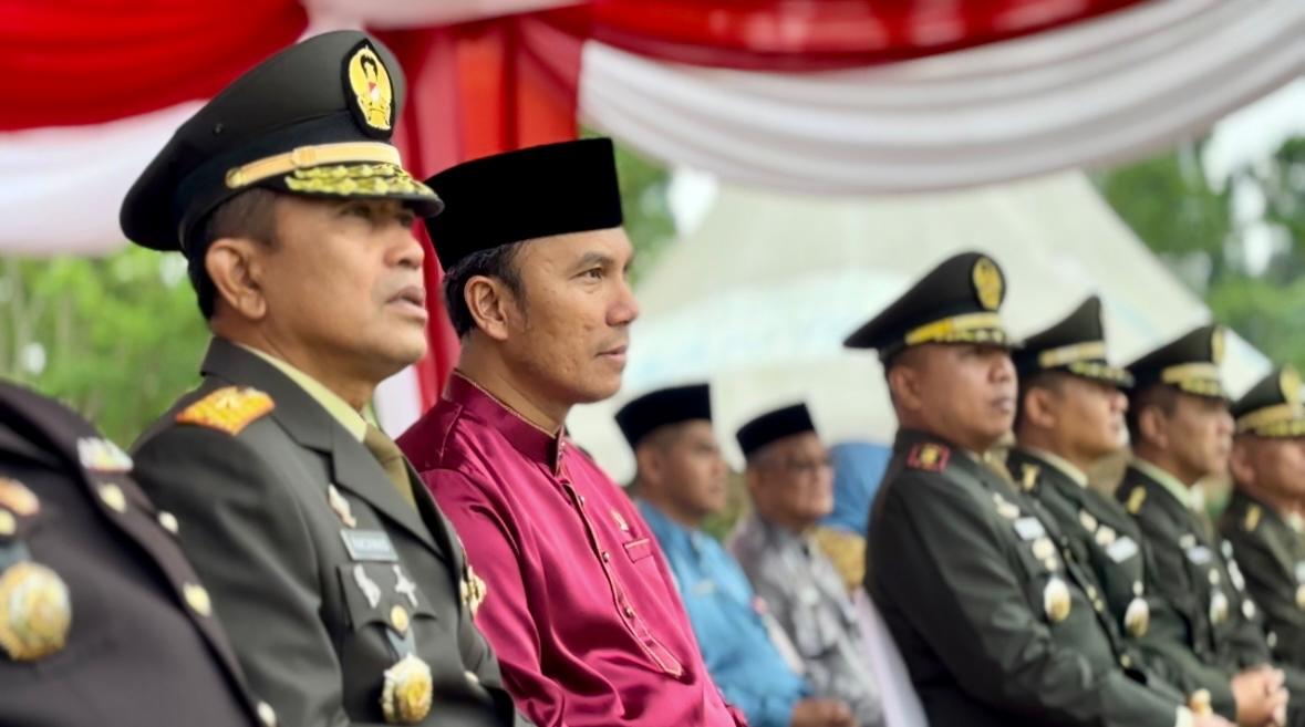 Edi Purwanto saat ikuti upacara Harlah Pancasila di lapangan Kantor Gubernur Jambi, Sabtu (1/6)