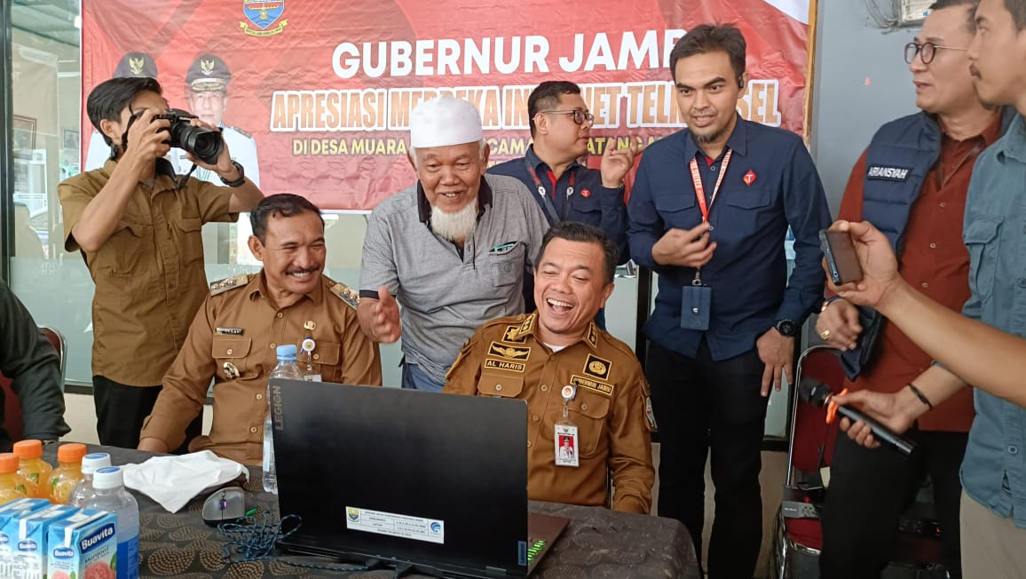 Al Haris saat ini coba jaringan internet di Muara Hemat, Senin (3/6)