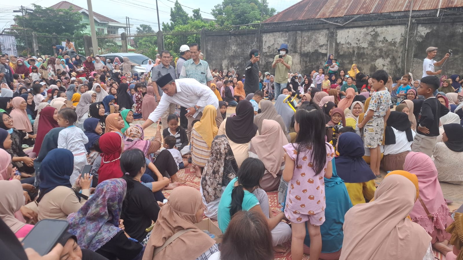 H Abdul Rahman saat silaturahmi dengan warga Simpang III Sipin, Sabtu (15/6)