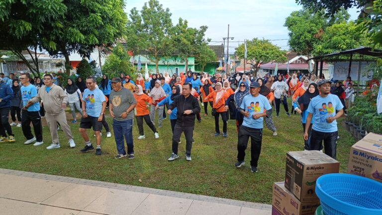 Warga antusias ikuti senam bersama influencer milenial Haris-Sani