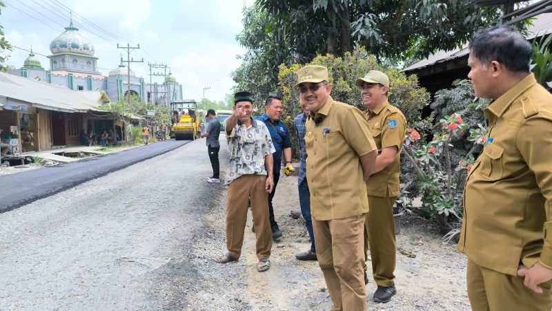 Anwar Sadat pantau pengaspalan jalan Sungai Saren, Selasa (30/7)