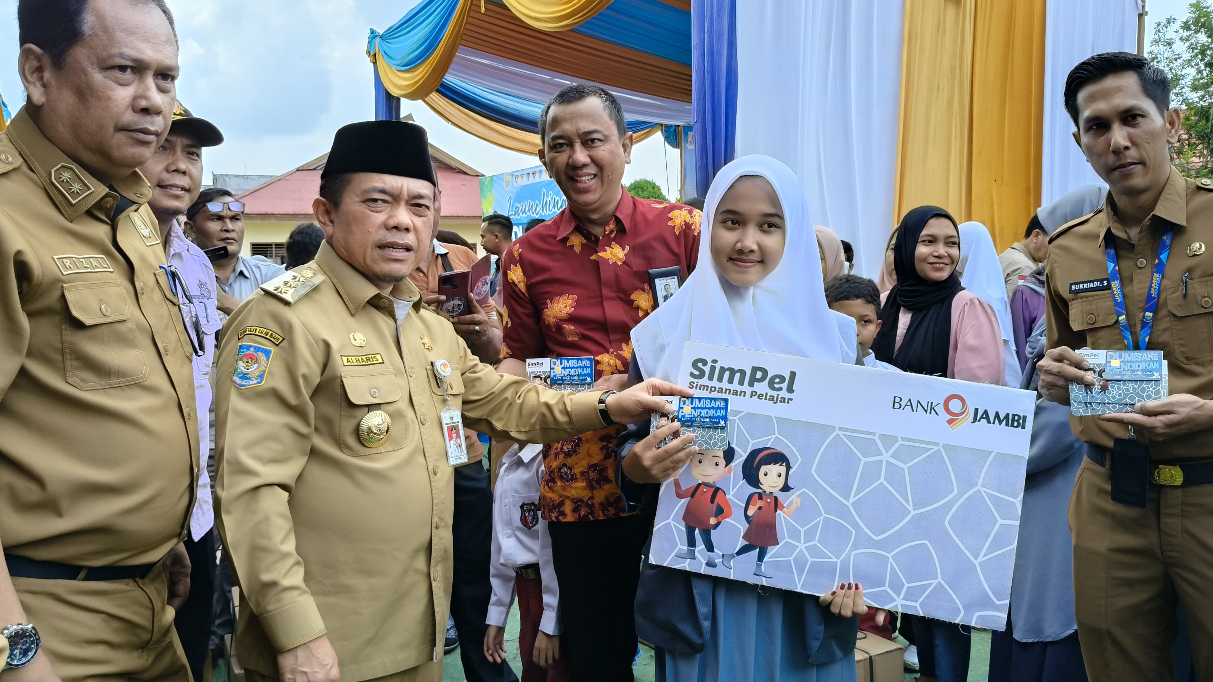 Al Haris serahkan bantuan peralatan dan SPP program Dumisake Pendidikan di Merangin